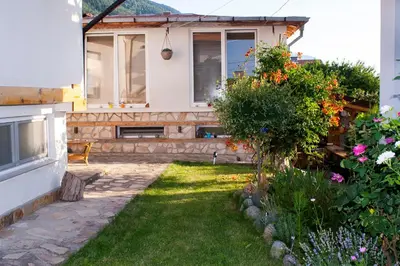 a house with a yard with a lawn sidx sidx sidx at Ози 1 Допълнителна къща за гости in Ovchartsi