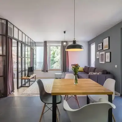 Industrial Look Apartment Top Centre + Free Parking
