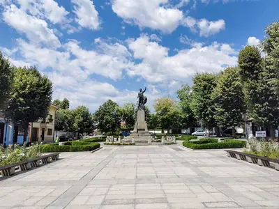 a statue in the middle of a park at ARHEYA 3 apart АРХЕЯ 3 апартамент за гости in Karlovo