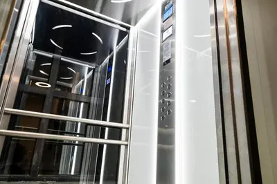 a stainless steel microwave oven in a kitchen at Apartmenthaus Oborishte in Panagyurishte