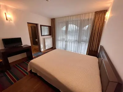 a hotel room with a bed and a television at Entheos in Vŭrben