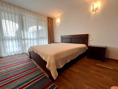 a bedroom with a bed and a large window at Entheos in Vŭrben