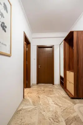 an empty hallway with a door and a tile floor at Апартамент за гости ВениАн in Velingrad