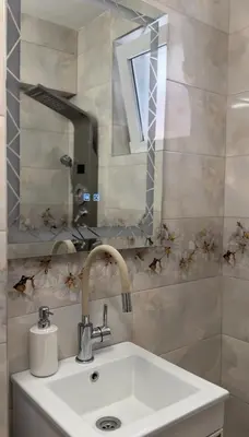 a bathroom with a sink and a mirror at Славянска резиденс - Спокойствие в центъра на Пловдив in Plovdiv