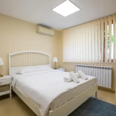 Bright 1BDR Apartment in Top Center