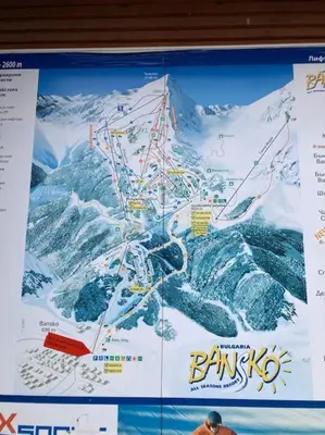a map of a ski slope on a sign at Ruhig in den Bergen Bulgariens in Bansko