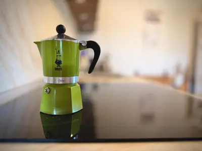a green blender sitting on top of a counter at Books Houses in Beden