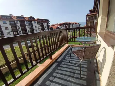 a balcony with a table and chairs on a balcony at Студио в хотел Мария Антоанета in Bansko