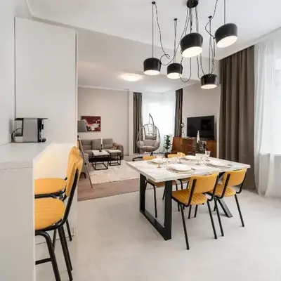 Top Centre Bright & Sunny Stylish Apt with 2BDR and 2BTH