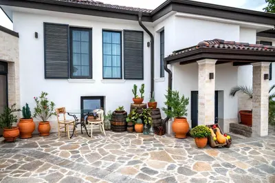 a patio in front of a house with plants at Къща за гости Casa La Tinozza in Hisarya