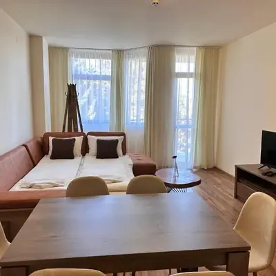 Apartment for 6 in Flora main building - prime location!