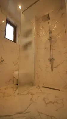 a bathroom with a shower and a toilet at Апартамент за гости Симона in Smolyan