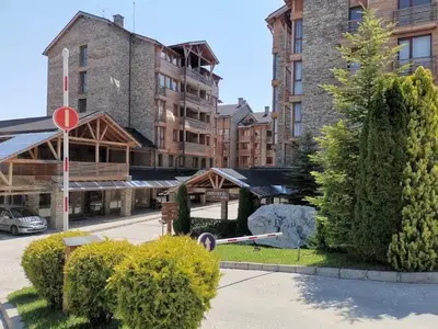 a stop sign in front of a building at Zweizimmerwohnung mit Bergblick in Bansko