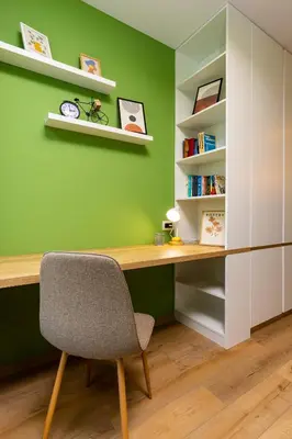 a desk with a chair and a green wall at Bright & Cozy Studio in Plovdiv by Flat Mаnager in Plovdiv