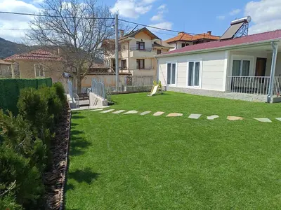 a yard with a house and a yard sidx sidx sidx sidx at Къщи за гости 