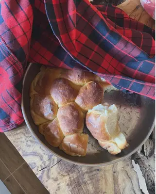 a pan of bread sitting on top of a table at Ta Petrina Cottage in Selishte