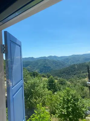 an open window with a view of the mountains at Ta Petrina Cottage in Selishte