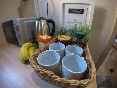 a basket full of cups next to a microwave at Guest Rooms Lencho in Anton