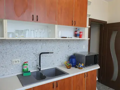 a kitchen with a sink and a microwave at TONI'S Apartament in Bŭnzareto