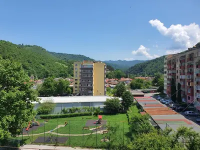 a city with a park in the middle of a city at TONI'S Apartament in Bŭnzareto