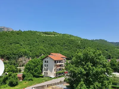 an apartment building in the middle of a mountain at TONI'S Apartament in Bŭnzareto