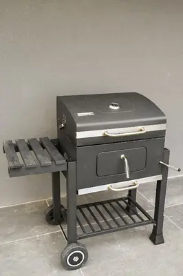 a charcoal grill on a cart in a room at Villa Alveare in Banya