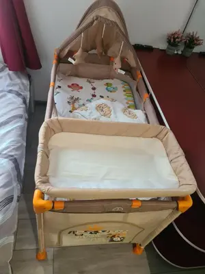 a baby crib with a mattress in a room at Cosmopolitan in Devin