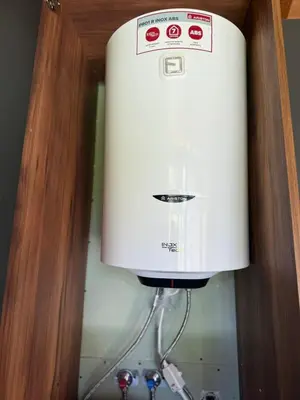 a white coffee maker sitting on top of a shelf at Villa Green House in Tscherweni Breg
