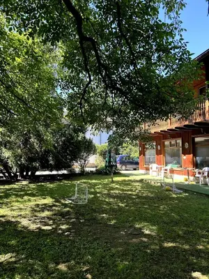 a yard with a net in front of a house at Guest House Efrosina in Glozhene