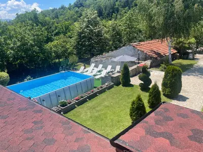 an aerial view of a backyard with a swimming pool at Къща за гости Лясково in Lyaskovo