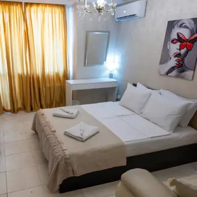 Megy's 3rd Top Central Room
