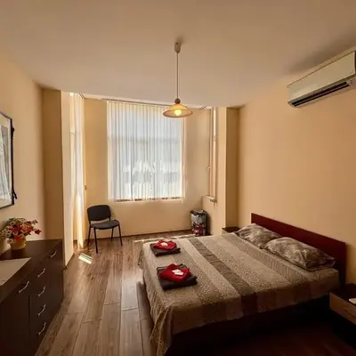 Comfy Apt next to Palace of Justice