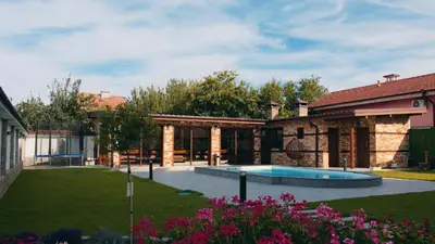 a house with a swimming pool in a yard at Къща за гости Станковата къща in Belchin
