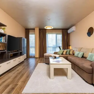 Warm and Spacious 1BR Apt - Brownie