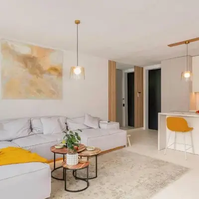 Unique Designer Retreat | Mins to Gondola - Patio!