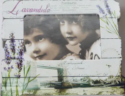 a picture of two girls in a picture frame at Villa Paris in Hisarya