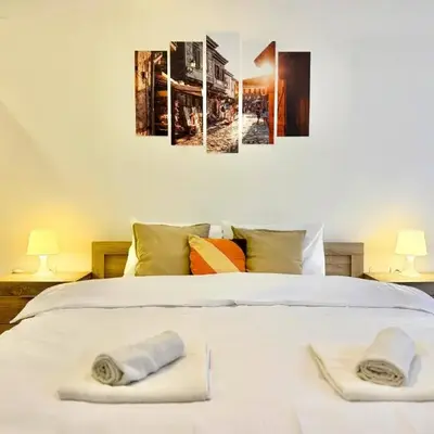 Top Centre 2BDR Apartment for 4 Guests next to Theater Tear and Laughter