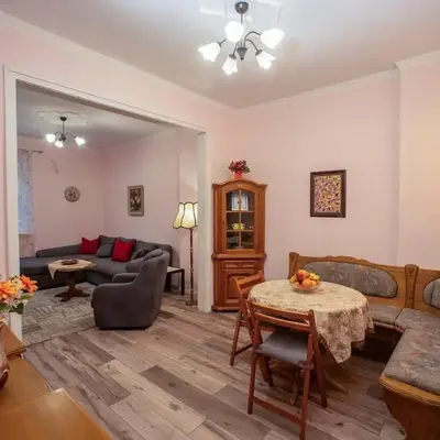 Alex's Charming Apartment by NDK