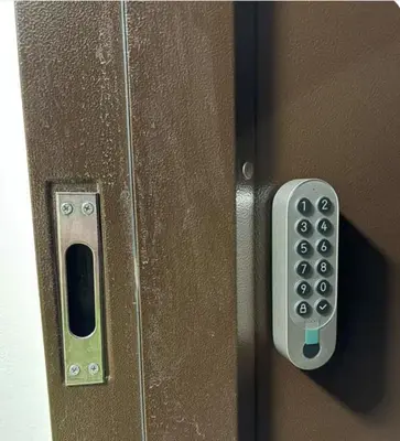 a close up of a door with a remote control at Парксайд Лейн Студио in Bansko