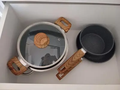 a mirror in a box with a pan and a wand at Monfort Studio in Bansko