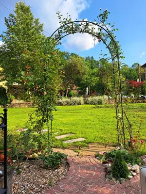 an arbor with an apple tree in a garden at River Garden in Beli Osŭm