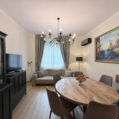 New top center cozy 3 bedroom apartment