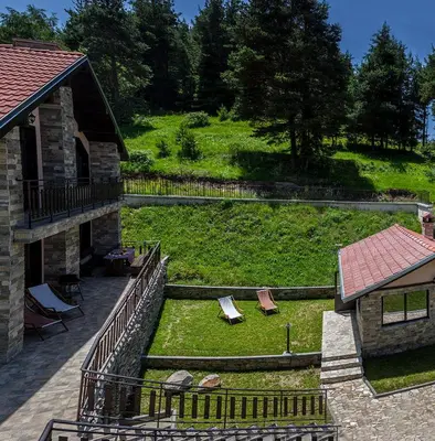 an aerial view of a yard with a house at Ваканционна къща ,,Родопски уют 