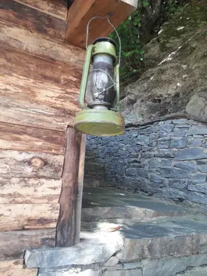 a green light hanging from the ceiling of a cabin at Kyshta za Gosti Gospodevi in Gorno Dryanovo