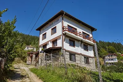 a building on the side of a mountain at Guesthouse Vazrozhdenski kashti in Manastir