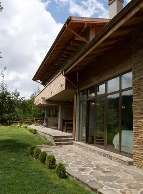 a house with glass doors and a stone patio at The Reddoorshouse in Solishta