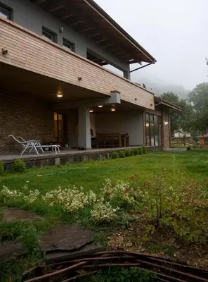a house with a lawn in front of a building at The Reddoorshouse in Solishta
