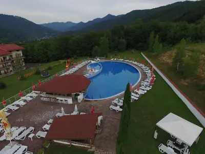 an aerial view of a resort with a pool and chairs at Park Hotel Ribaritsa in Ribarica