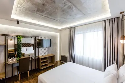 a hotel room with a bed and a mirror at HOTEL FINIX CASINO in Kulata