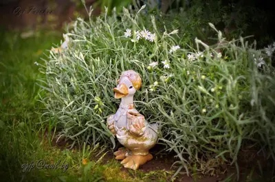 a statue of a duck sitting next to a bush at Vila Kalvachevi in Tsigov Chark